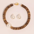 Detalle de collar de coco y pendientes de perlas con cierre en T de color dorado - X-969 Conjunto de Collar + Pendientes