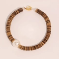 Collar bohemio de coco con perla blanca grande y cierre de barra en T dorada - X-969 Collar