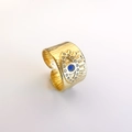 Detail eines 18K Goldrings mit Evil-Eye-Zirkon und strukturierter Bandoberfläche - Böses Auge