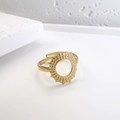 Detail eines goldenen Sonnenrings mit körniger Textur auf minimalistischem Steinboden - Einstellbar Offen / Gold