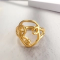Dettaglio ravvicinato di un anello minimalista con design a volto in oro lucido - Aperto Regolabile / Oro (Viso Astratto)