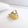 Macro-opname van 18k vergulde roestvrijstalen ring met gehamerde textuur oppervlak - Gehamerde Gouden Stijl (DR060)