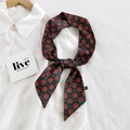 Petit foulard en soie vert foncé avec motif floral rétro noué sur une chemise blanche - 7*110cm / Roue de Fleur en Croix