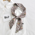 Petit foulard en soie marron à motif floral sur une chemise blanche élégante - 7*110cm / Marguerite Tricolore