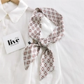 Petit foulard étroit à motifs géométriques rouge et noir noué sur une chemise blanche - 7*110cm / Bouton à Trois Points