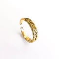 Detalle de textura de cuerda dorada y acabado metálico liso en un anillo ajustable - Dorado (DR069)