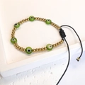 Dettaglio del bracciale regolabile con perline Evil Eye verdi e sfere dorate lucide - Oro-Verde