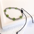 Dettaglio perle occhio di Allah verdi e sfere argentate su bracciale intrecciato nero - Argento-Verde