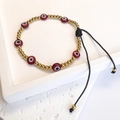 Dettaglio delle perle rosse Evil Eye e sfere dorate su bracciale intrecciato regolabile - Oro-Rosso