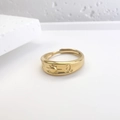 Detail van 18K vergulde titanium ring met zonnemotief en gegraveerde letter - Gouden Zon Maan Reliëf Stijl (DR072)