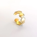 Detailansicht des Vintage-Edelstahlrings in Gold mit Perlenstruktur und verstellbarer Schiene - Ovale Geometrische Offene Art / Gold (DR074)