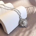 Dettaglio della collana a medaglione argento con trama a raggiera e zircone centrale - Acciaio-Bianco