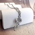 Dettaglio della collana con ciondolo a serpente d'argento e trama a scaglie con catena sottile - Color Acciaio (DN247-024)