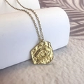 Detalle de colgante irregular bañado en oro de 18K con textura martillada y ojo - Collar geométrico / Dorado