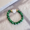 Anello di perle di malachite con ciondolo a cuore bianco su cordoncino elastico chic - Conchiglia a Cuore in Malachite