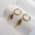 Dettaglio di orecchini in oro 18K con perline di pietra naturale e catena sottile - Unakite