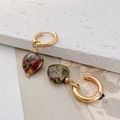 Elegantes pendientes de aro dorados con colgantes de corazón en piedra natural multicolor - Unakita