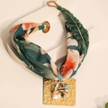 Collana boho in tessuto a stampa tropicale con pendente quadrato dorato e conchiglie - Collana con Ciondolo Mare Martellato Quadrato Floreale Verde Scuro (X-915)