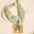 Girocollo boho in tessuto stampato con ciondolo martellato dorato e decori marini - Collana con Ciondolo Mare Martellato Quadrato Floreale Verde Chiaro (X-915)