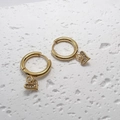 Goldene Titanstahl-Ohrringe mit glitzerndem Herzanhänger und Pavé-Zirkonia-Besatz - Pave Herz