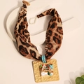 Collana boho in tessuto leopardato con ciondolo quadrato dorato e decorazioni marine - Collana con Ciondolo Mare Martellato Quadrato Maculato (X-915)