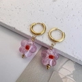 Détail de boucles d'oreilles vintage en acier avec fleurs en verre faites à la main - Rose Violet