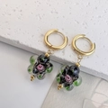 Detail of vintage gold earrings with handmade glass flower pendants and rose pattern - Black Flower with Pink Center / Black
