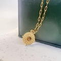 Vue macro du collier à maillons dorés avec pendentif pièce soleil et turquoise - Or-Oeil de Tigre