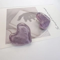 Pendientes de corazón morado con textura ondulada brillante y pernos de acero inoxidable - Morado