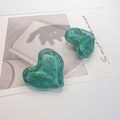 Pendientes de corazón verde dulce con textura jaspeada sobre tarjeta decorativa - Verde