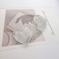 Primer plano de aretes de corazón de resina grandes con textura de ondas de agua - Blanco