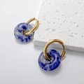 Detailansicht minimalistischer goldener Edelstahl-Ohrringe mit blauen Steinkreisen - Blauer Punkt - Gold