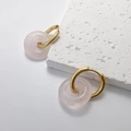Details von rosa Naturstein-Ohrringen mit elegantem goldener Edelstahl-Verarbeitung - Rosenquarz-Gold