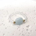 Dettaglio ravvicinato dell'anello con perle di vetro azzurro e cristalli trasparenti - Taglia unica / Trasparente-Blu