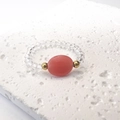 Primo piano di un anello di perline con pietra ovale rossa e perline di cristallo trasparente - Taglia unica / Trasparente-Rosso