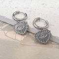 Detalle de pendientes de corazón plateados con motivo de ojo turco sobre base de piedra - Juego de Pendientes de Aro de Corazón / Color acero