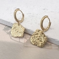 Detalle de pendientes de aro dorados con colgante de ojo y textura martillada fina - Pendientes geométricos / Dorado