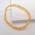 Vista dettagliata del bracciale con perline di cristallo giallo sfaccettato su pietra - Arancione