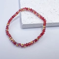 Vista macro di perline di cristallo rosso sfaccettato con rivestimento AB su un bracciale - Rosso