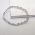 Dettaglio macro del bracciale con perline di cristallo sfaccettate e finitura AB - Grigio