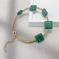 Dettaglio del bracciale a sfere dorate con pietre di malachite verde e chiusura a moschettone - Malachite