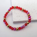 Detailansicht der roten facettierten Perlen und goldenen Distanzstücke am Armband - Rot Gold