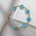 Dettaglio di perline turchesi e sfere in acciaio inossidabile oro 18K su un braccialetto - Turchese Blu