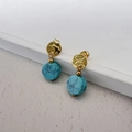 Retro boho hangoorbellen met gouden gehamerde schijfjes en blauwe natuursteen - Turkoois