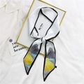 Foulard twilly élégant en soie ivoire avec imprimé montagne et bordures noires - 7*130cm / Paysage Bord Noir