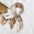Foulard étroit en soie aux motifs géométriques tons terre sur fond en lin blanc - Géométrique Khaki