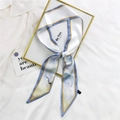 Écharpe étroite en satin avec bordure bleue et jaune sur fond de soie blanche - 7*130cm / Paysage Bleu Clair