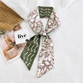 Foulard étroit en soie vert olive à motifs cœurs noué sur un fond de texture - Chaîne de Cœurs Vert