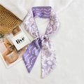 Foulard étroit en soie violette avec motifs de cœurs blancs et étoiles florales en bandeau - Chaîne de Cœurs Violet