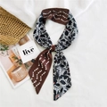 Foulard long en soie double face avec motif cœurs marron et imprimé floral noir - Chaîne de Cœurs Caramel